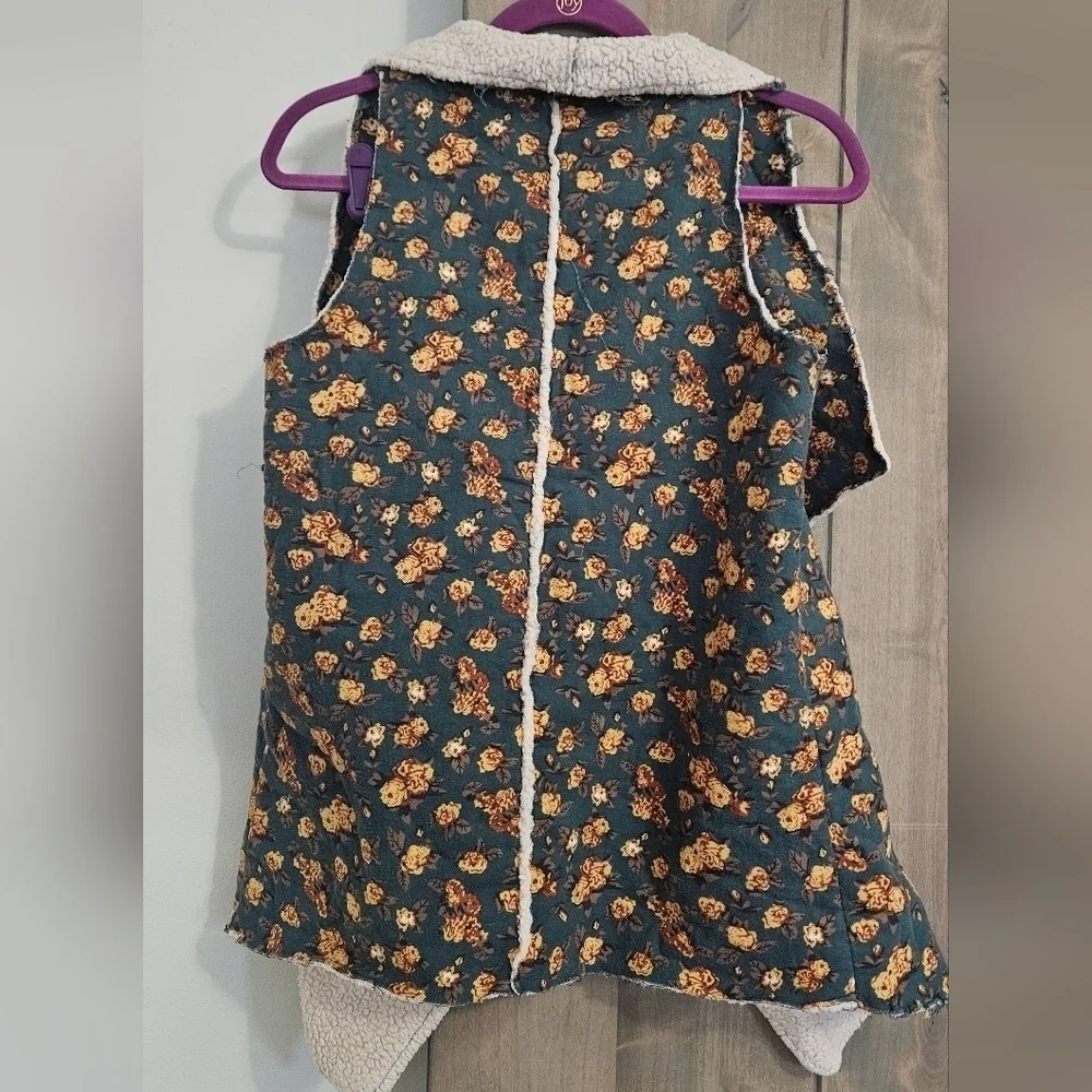 Title: Lori + Mari Floral Sherpa Fleece Waterfall Open Vest Size M
